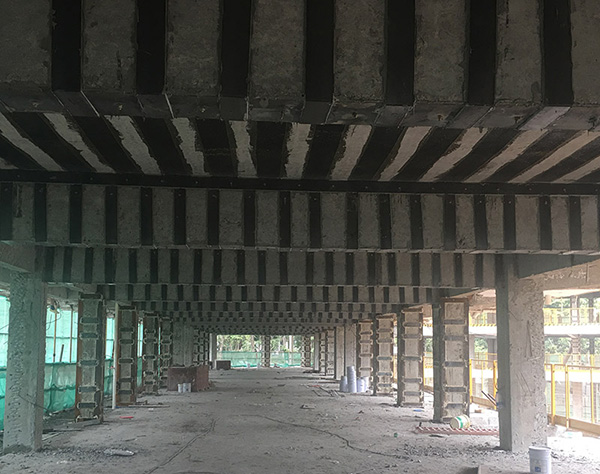 板粘碳纖維、梁粘鋼、柱包鋼施工現(xiàn)場(chǎng)